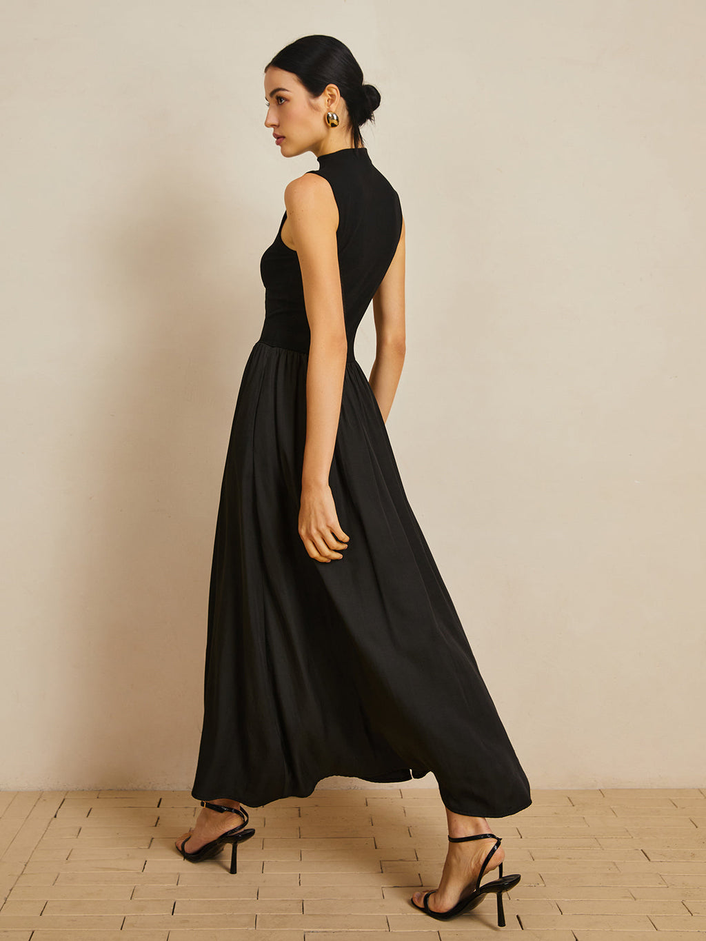 Düz Renk Dik Yaka Kolsuz Uzun Elbise
