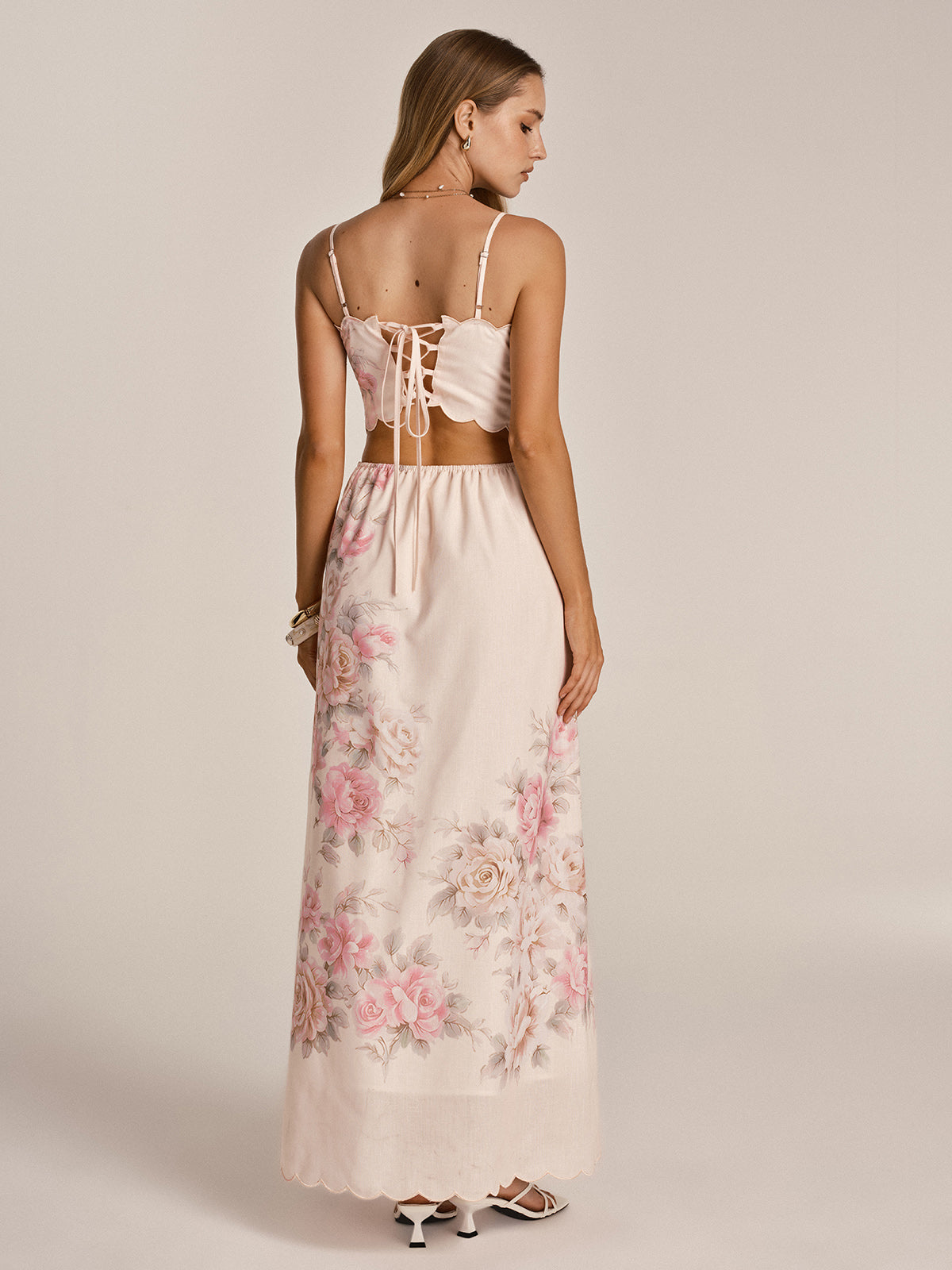 Çiçek Desenli Dekolteli İnce Askılı Maxi Elbise