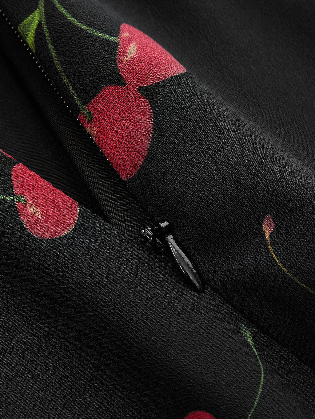 Cherry Desenli Kolsuz V Yaka Mini Elbise