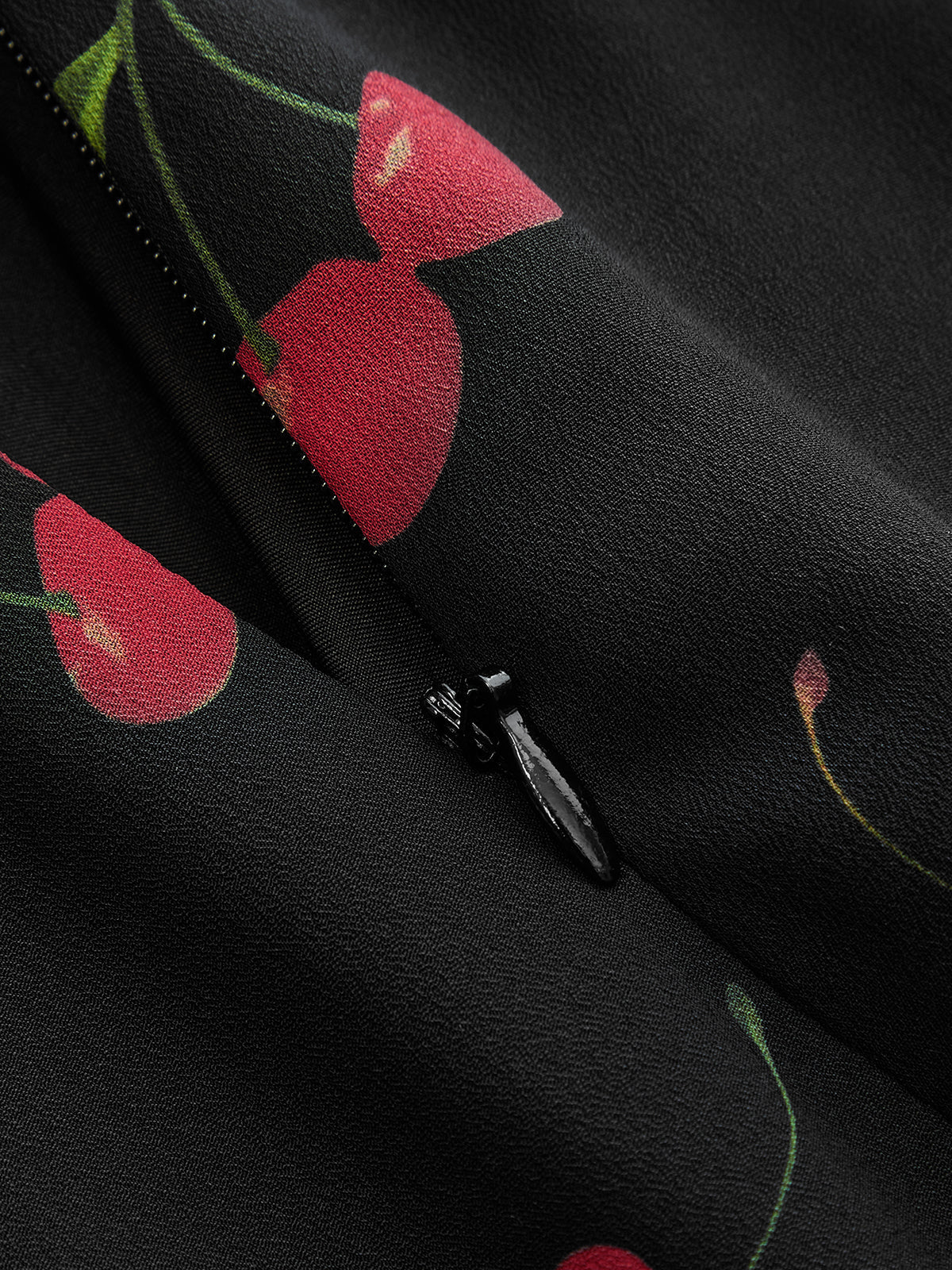 Cherry Desenli Kolsuz V Yaka Mini Elbise